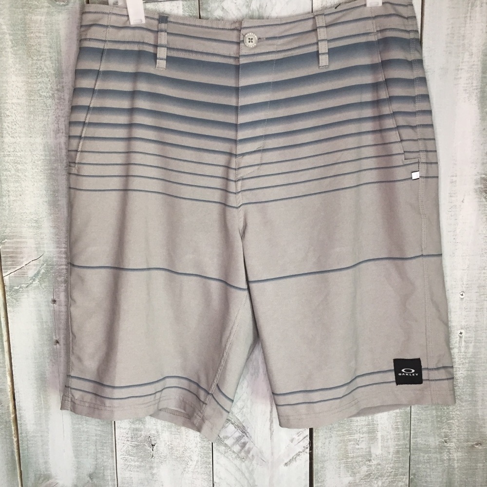 Mens OAKLEY Golf Shorts Blue Gray Striped 32W Athletic Stretch 10” Inseam